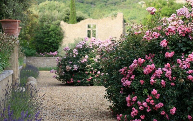 Jardines de Prieuré de la Tuiliere en la Provenza