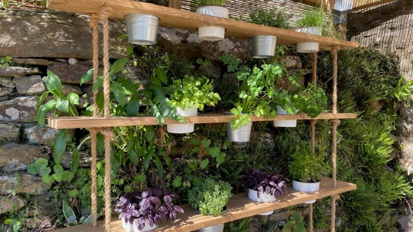 Jardines colgantes para patios y terrazas hechos medida con estantes de madera y cuerda EL BLOG DE TABLA