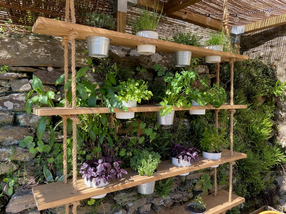 Jardines colgantes para patios y terrazas hechos a medida con estantes de  madera y cuerda - EL BLOG DE LA TABLA