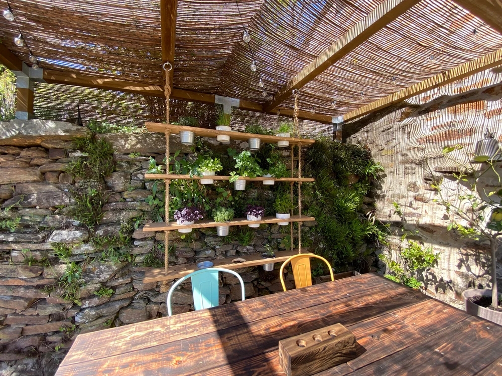 semanal Ewell sinsonte Jardines colgantes para patios y terrazas hechos a medida con estantes de  madera y cuerda - EL BLOG DE LA TABLA